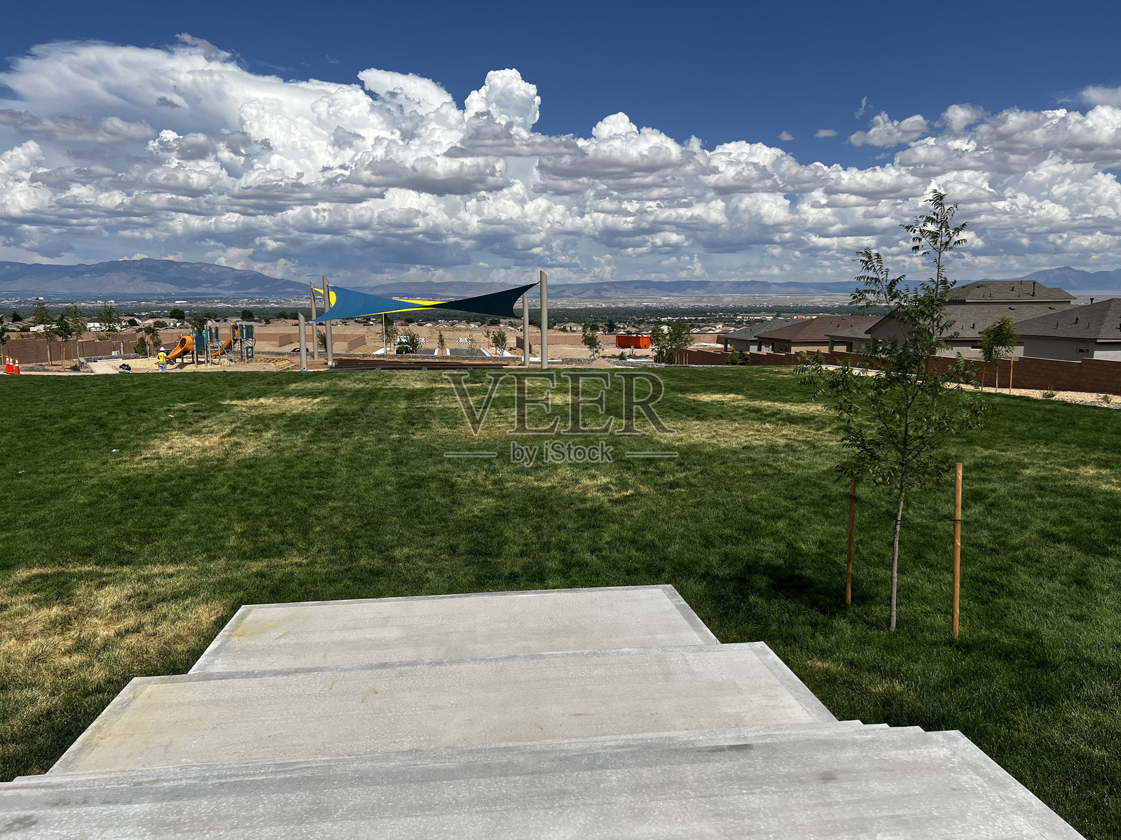 公园游乐场与山景照片摄影图片