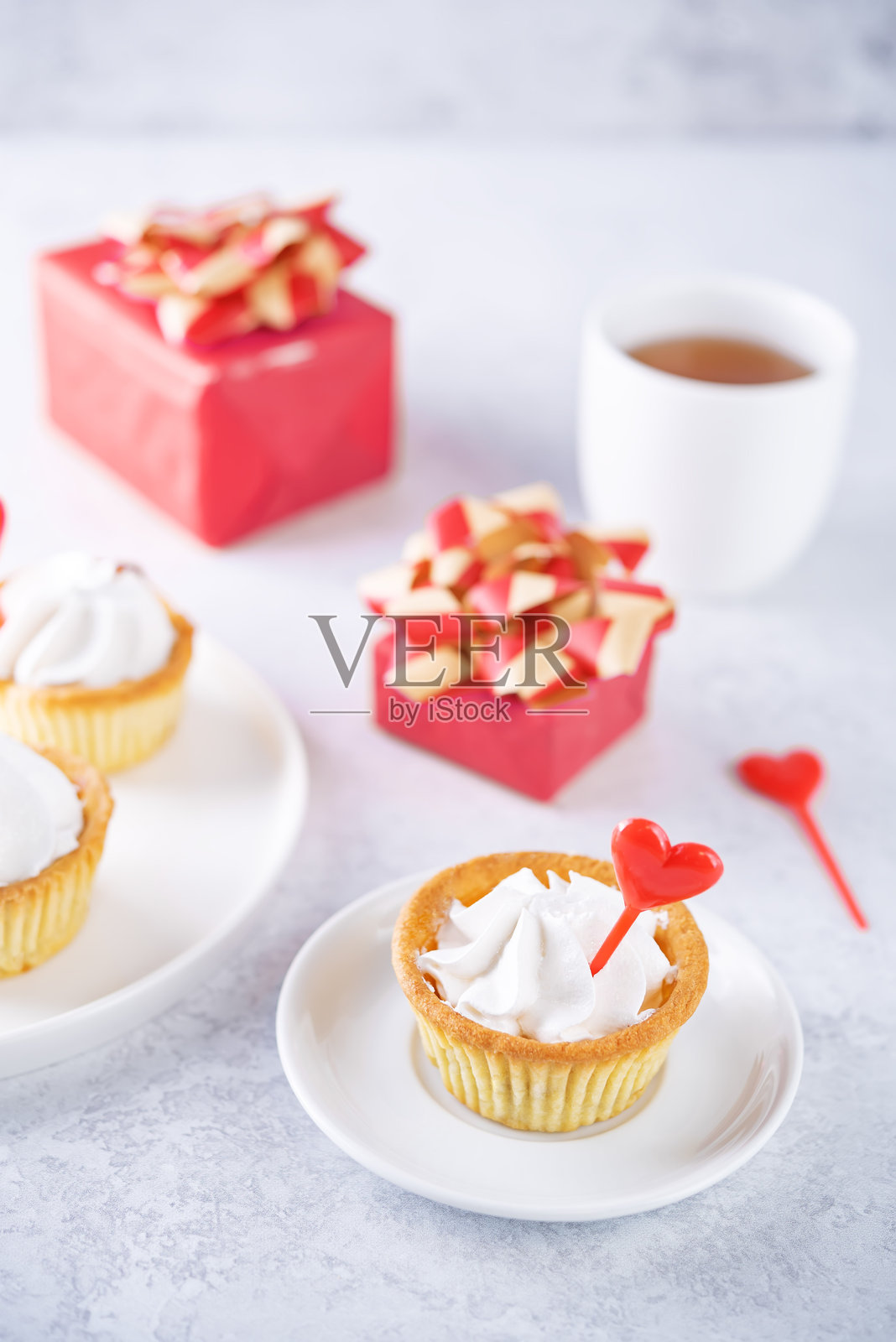 情人节假期的奶油甜塔照片摄影图片