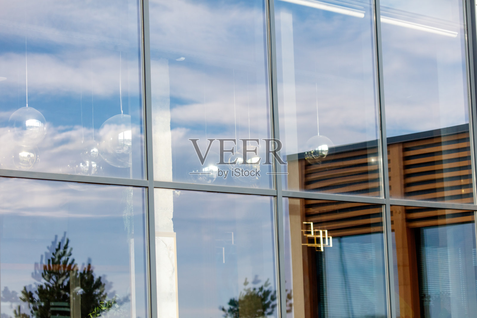 玻璃窗反射着天空和云朵照片摄影图片