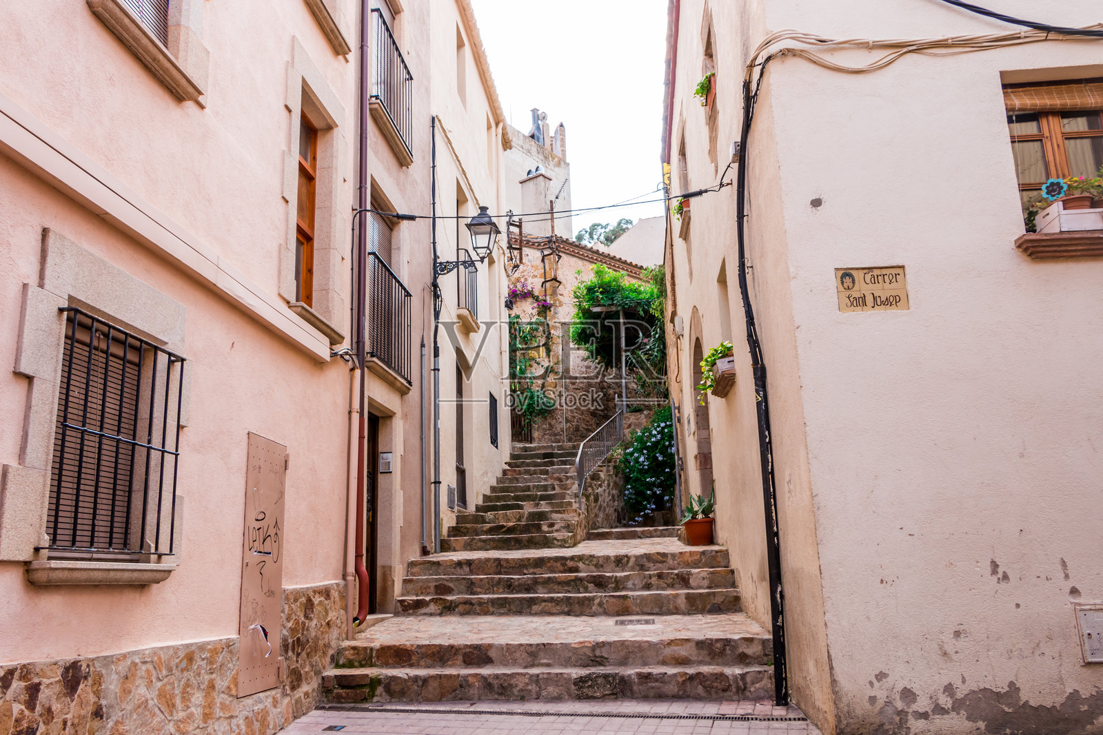 西班牙加泰罗尼亚科斯塔布拉瓦的托萨德马尔老城街道和建筑。照片摄影图片