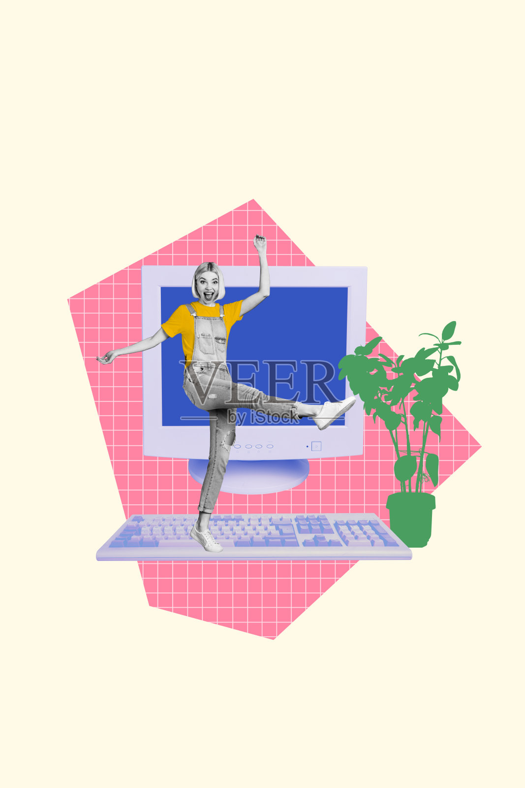 年轻快乐的女性在家中使用电脑和数字设备，旁边有一盆绿植，展现现代科技与媒体的结合。照片摄影图片