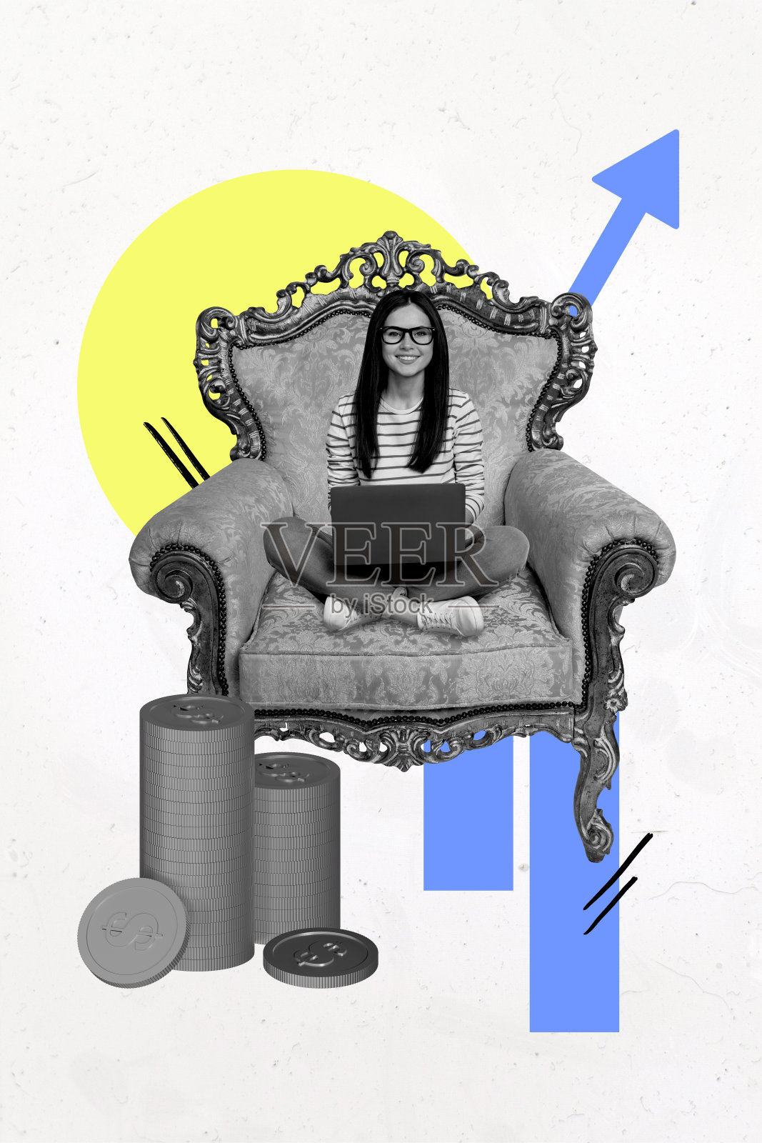 快乐的自由职业女孩坐在扶手椅上，使用笔记本电脑，旁边有箭头、钱币和发展元素的垂直照片拼贴，背景为涂鸦风格。照片摄影图片