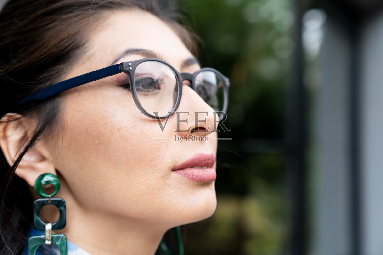 女商人在办公室展望未来照片摄影图片