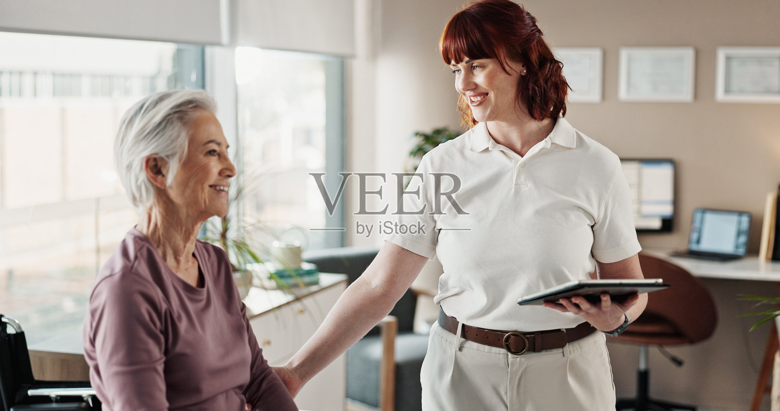 物理治疗、支持和医疗，老年女性与桌子上的数字结果，医学和关节炎。物理治疗、在线和康复，老年患者与医生共同关注健康。照片摄影图片