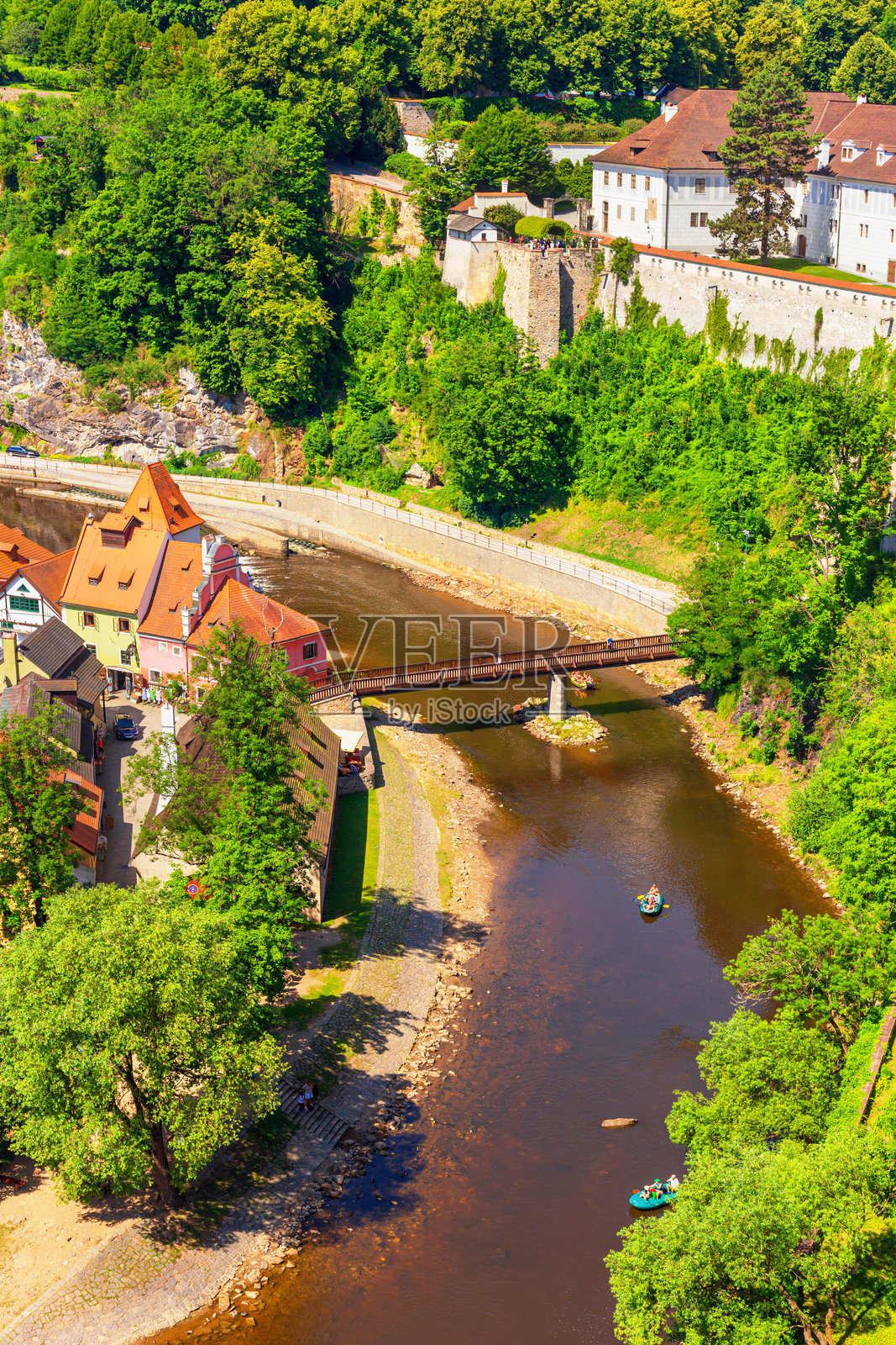 夏季城市风景 - 从高处俯瞰捷克克鲁姆洛夫历史中心的伏尔塔瓦河照片摄影图片