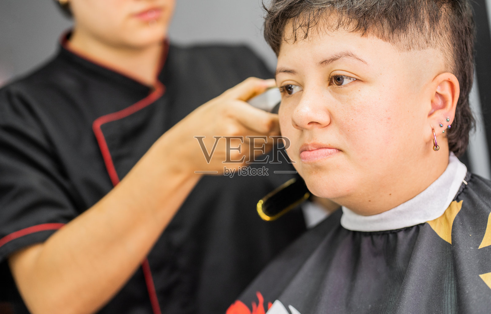 年轻女性在理发店剪头发照片摄影图片