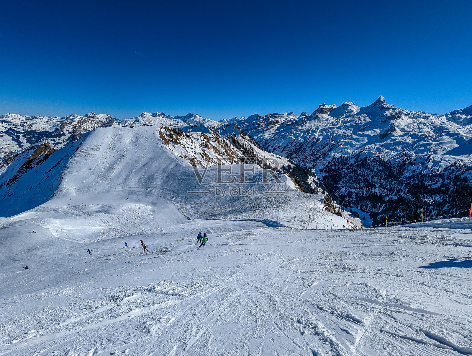 瑞士斯图斯的雪覆盖滑雪坡道的无人机航拍视角照片摄影图片