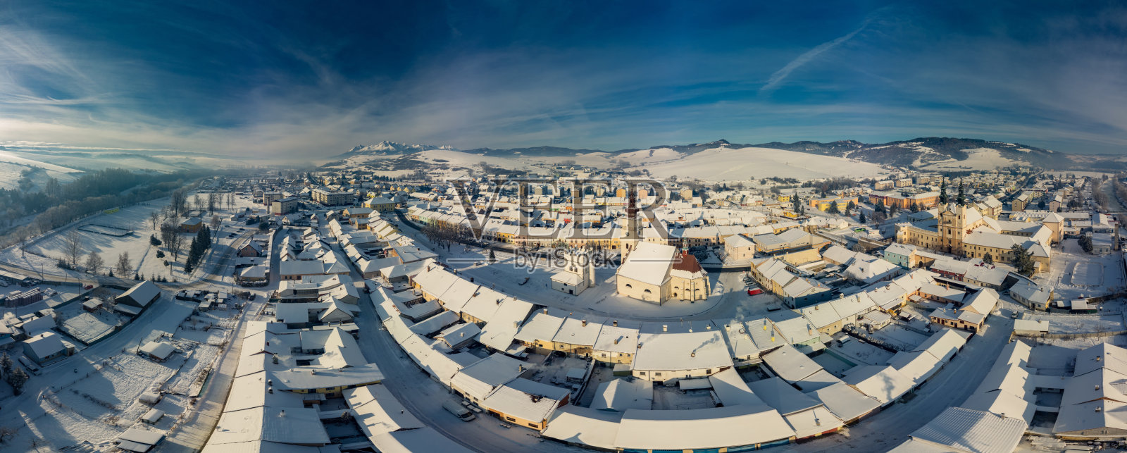 斯洛伐克波多林采镇冬季的航拍全景照片摄影图片