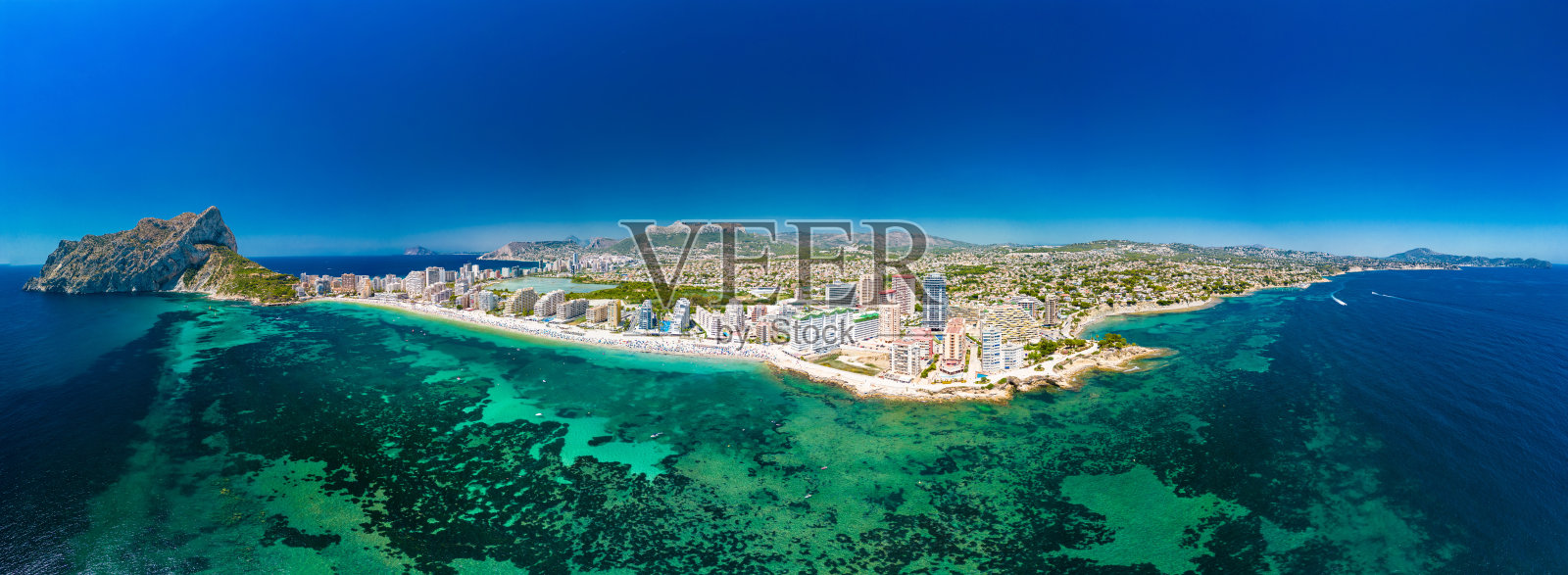 地中海海滩。佩尼亚尔·迪法赫山。西班牙卡尔佩海滩。照片摄影图片