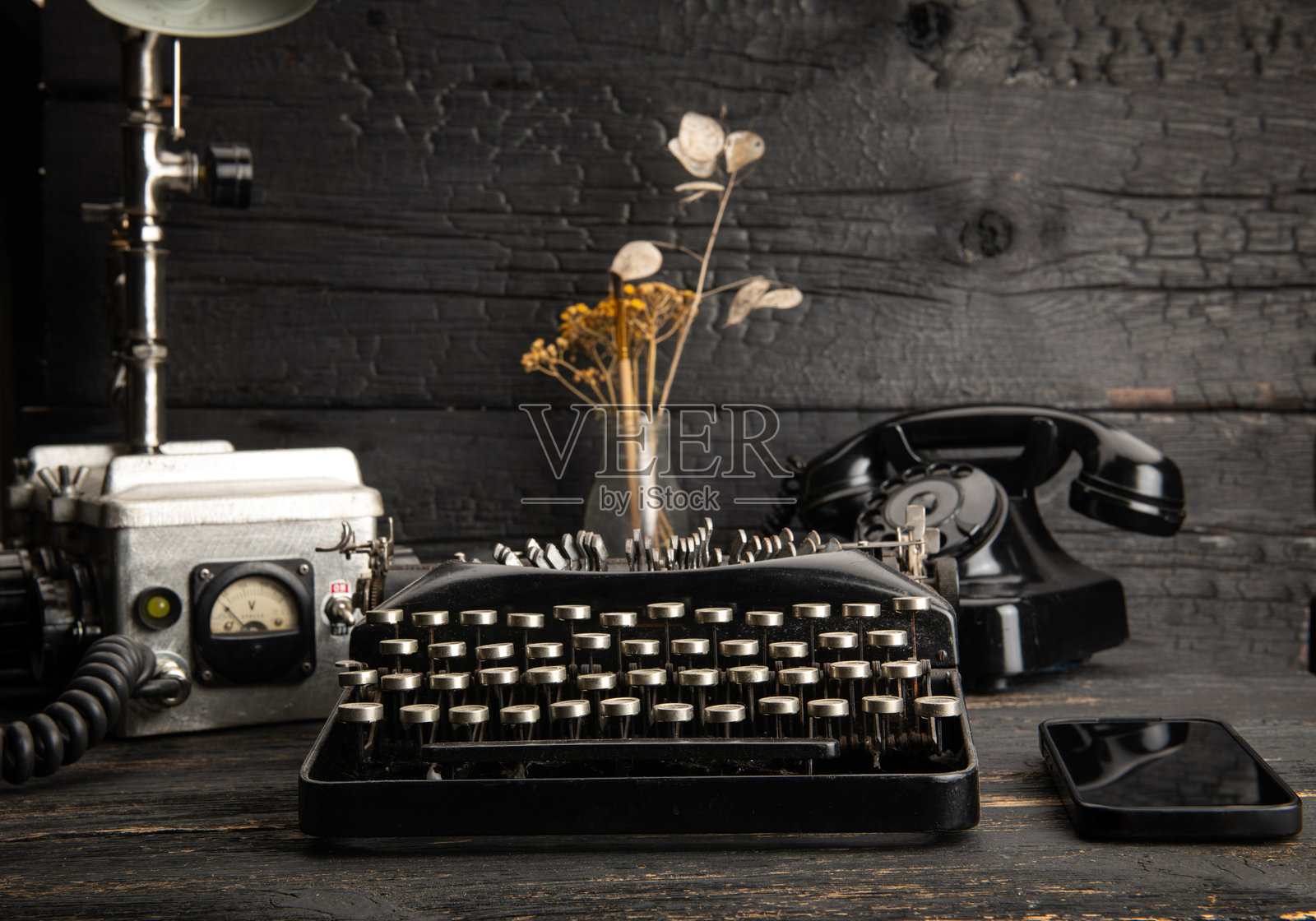 桌子上的老式打字机和复古配件。照片摄影图片