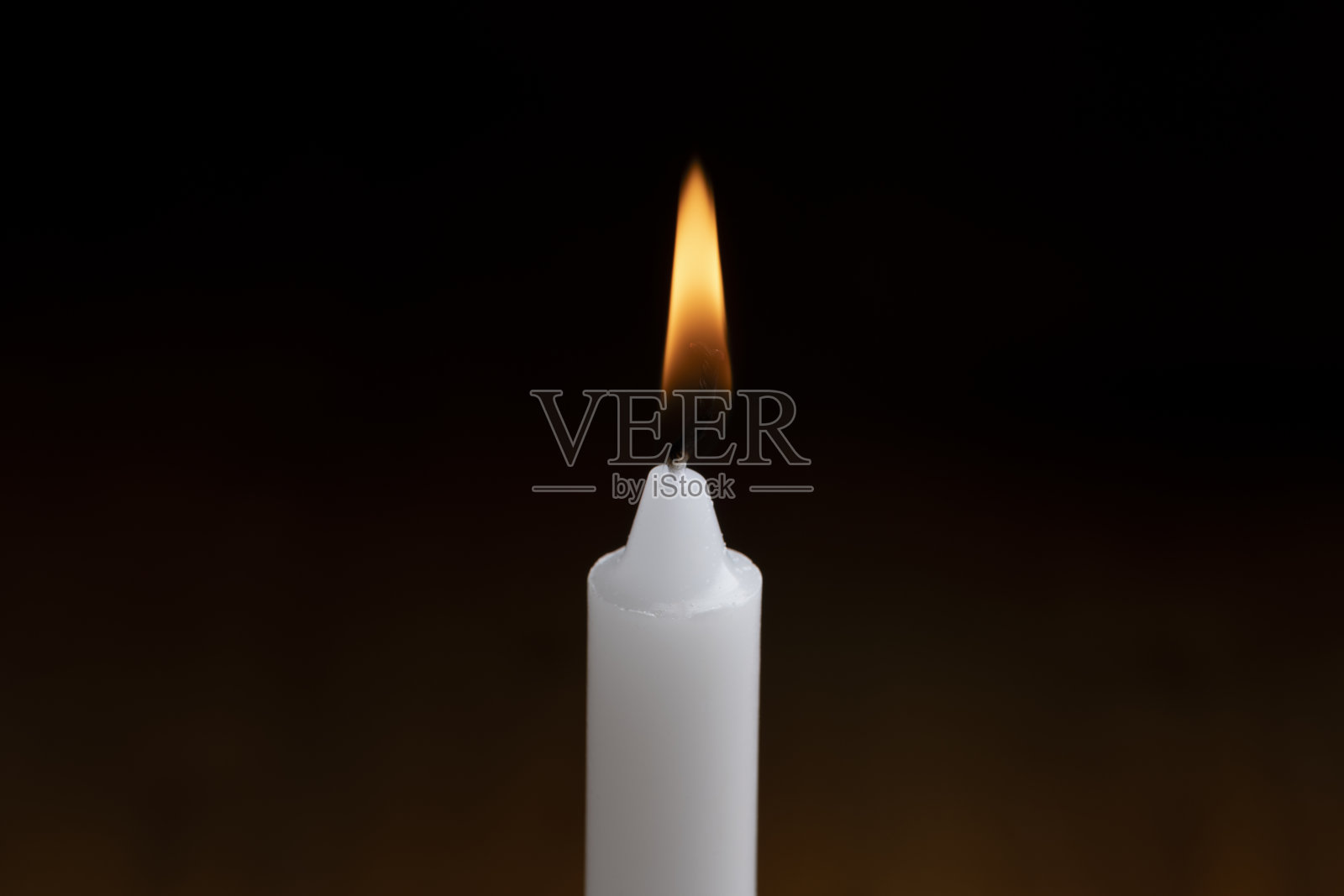 烛光在黑暗背景中闪烁照片摄影图片