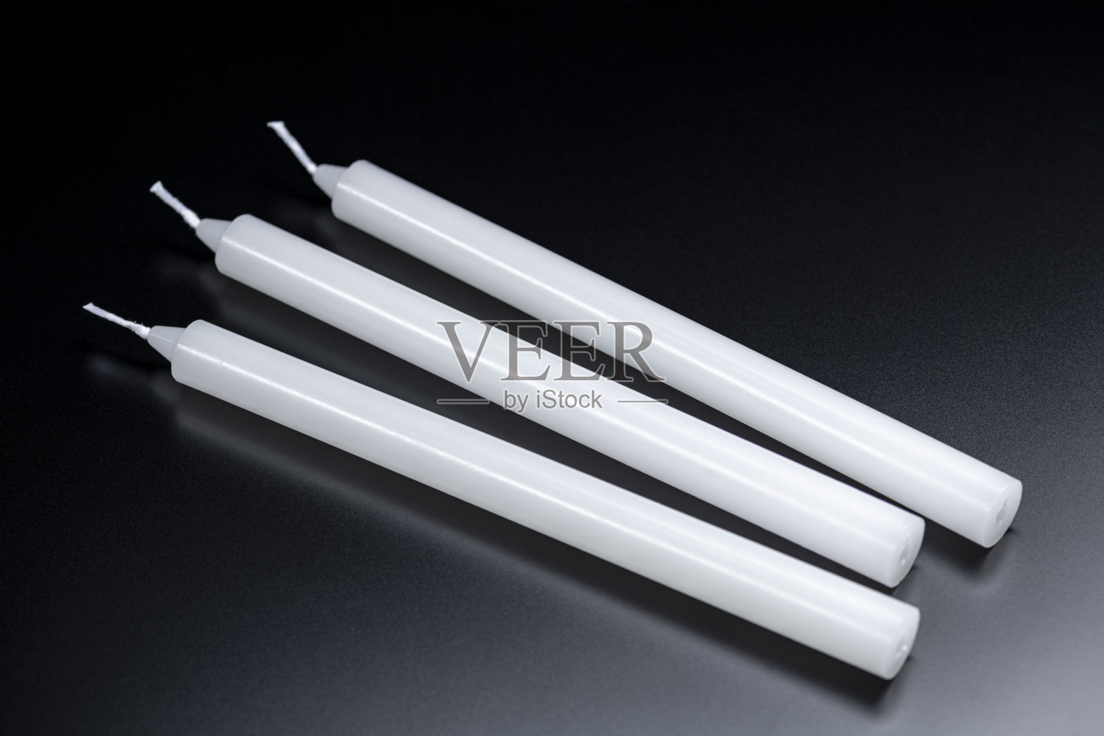 一支蜡烛放置在黑色背景上照片摄影图片