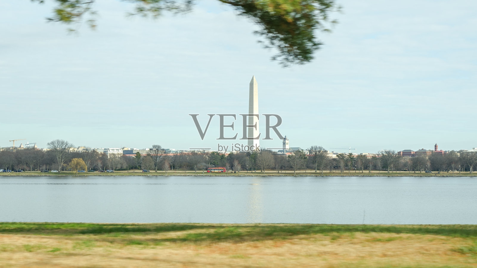 华盛顿纪念碑矗立在华盛顿特区的潮汐湖上。照片摄影图片