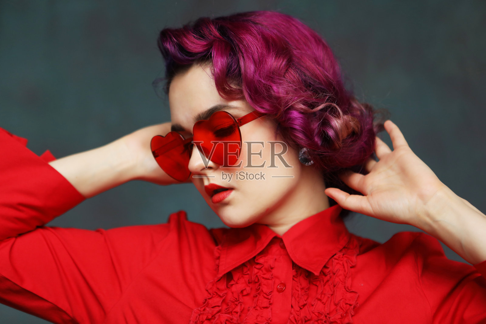 美丽时尚的女人，粉红紫色的头发，复古风格，太阳镜心形。海报女郎。照片摄影图片