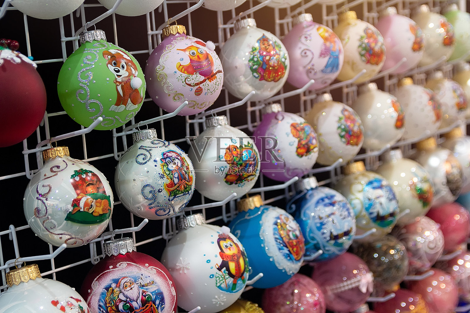 美丽的圣诞球摆放在商店柜台上照片摄影图片