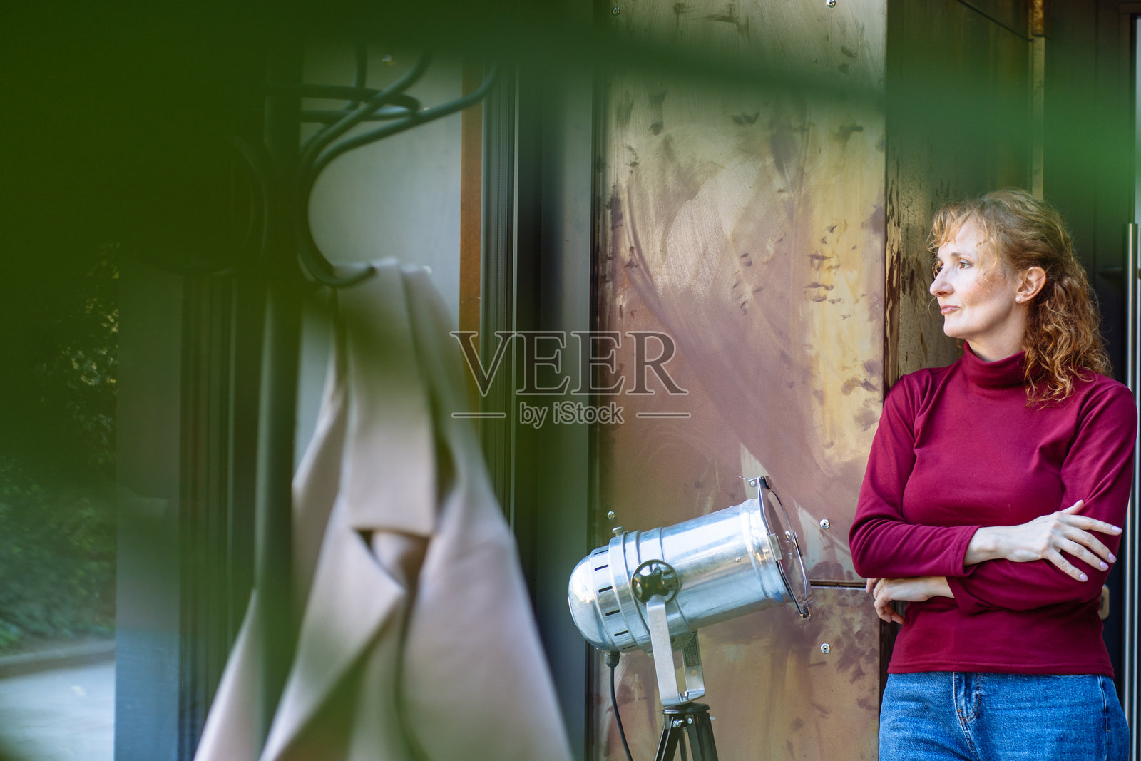 沉思的女性在现代环境中望向窗外照片摄影图片