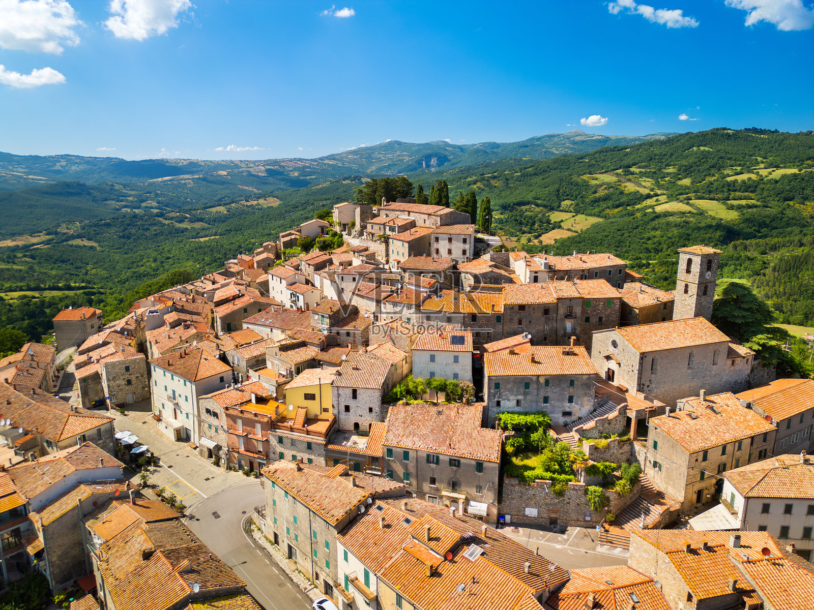 托斯卡纳中世纪小镇Semproniano的无人机视角照片摄影图片