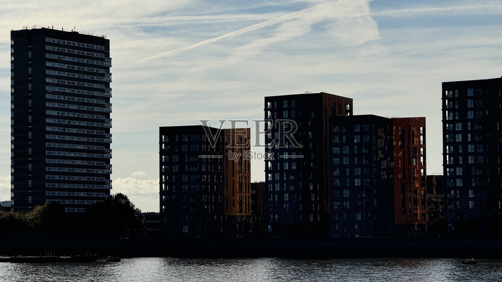 伦敦金丝雀码头，英国，2024年10月27日。从泰晤士河俯瞰伦敦城市摩天大楼。照片摄影图片