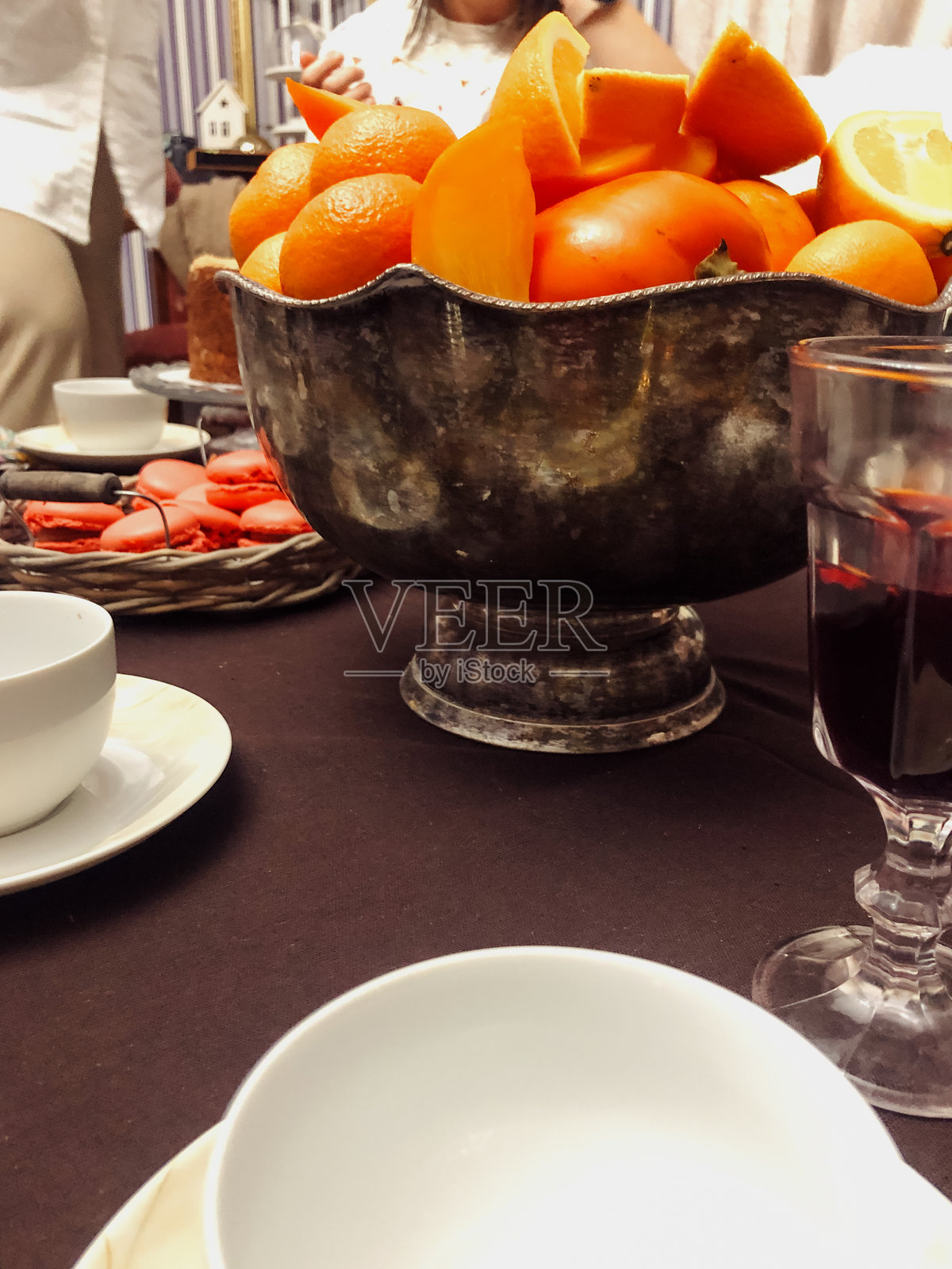 节日聚会上的柑橘水果和柿子的碗 - 垂直特写照片摄影图片