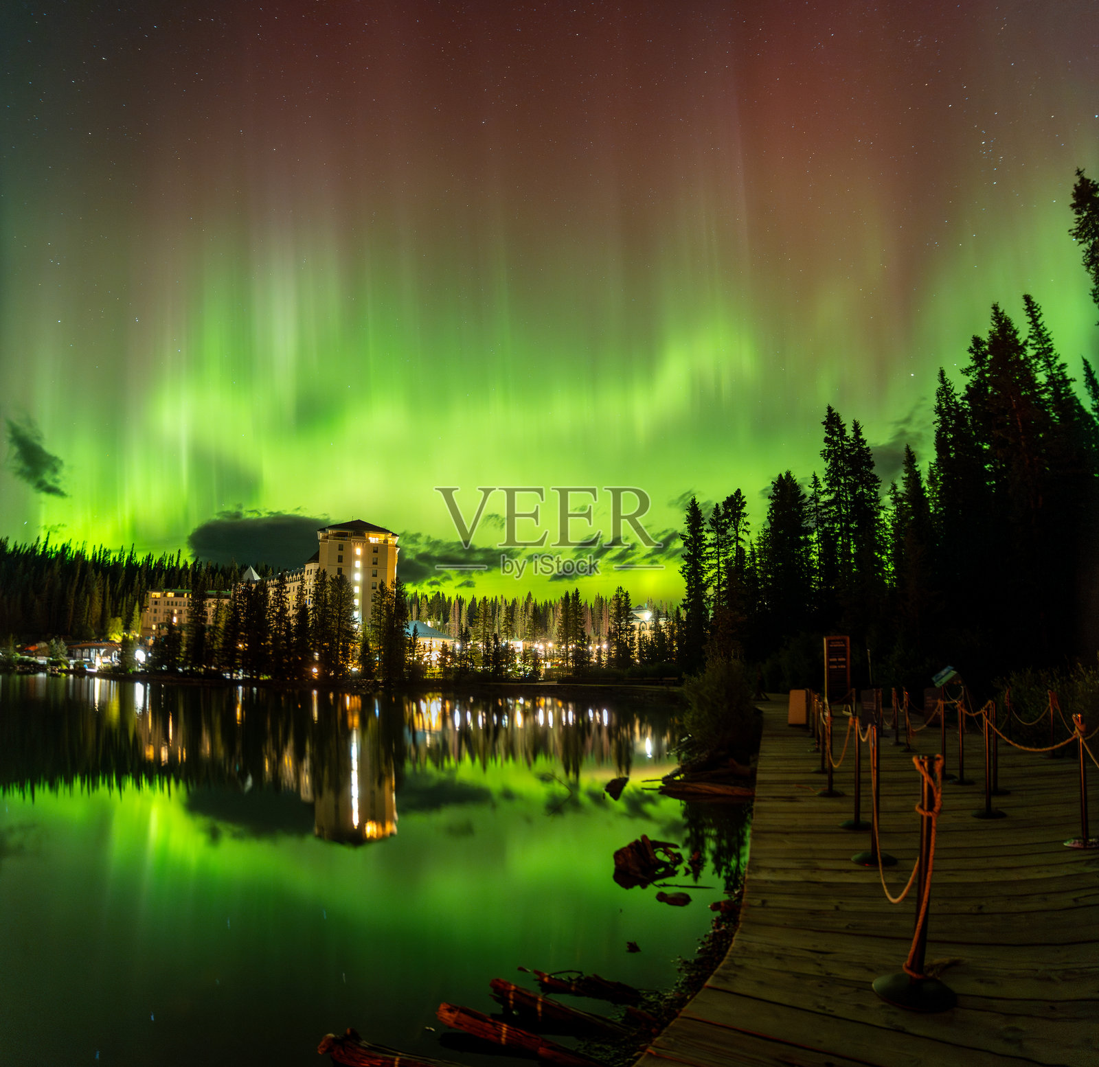 路易斯湖费尔蒙酒店上空的极光照片摄影图片