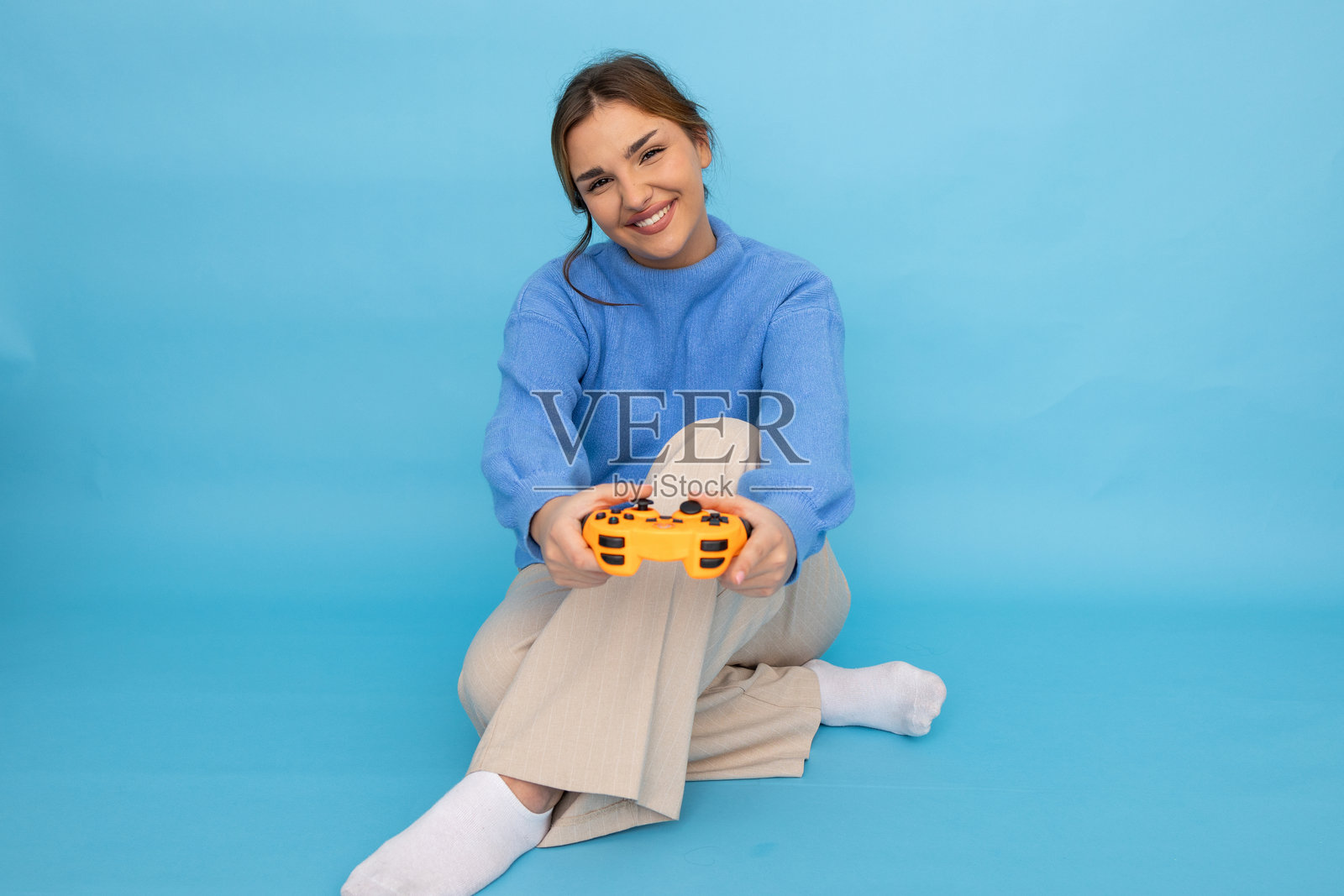 充满活力的年轻女性全神贯注于游戏中照片摄影图片