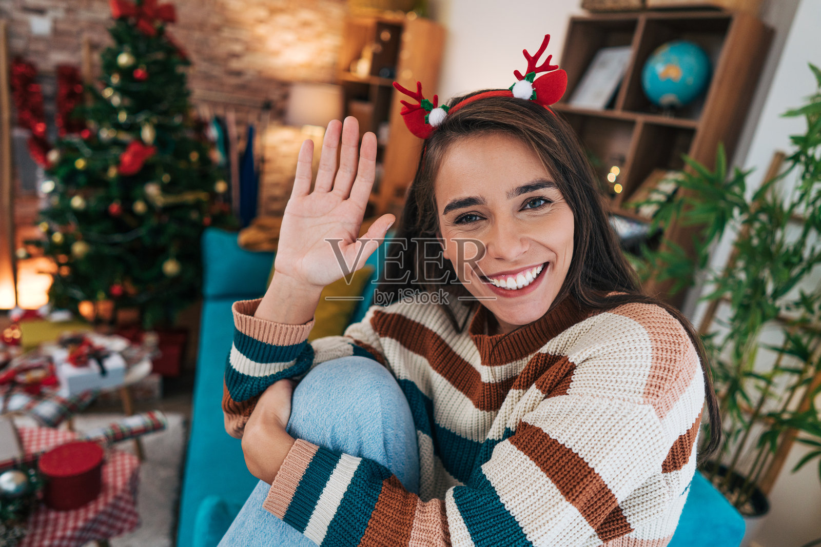 一位29岁美丽、开朗的女性享受着圣诞节的氛围。照片摄影图片