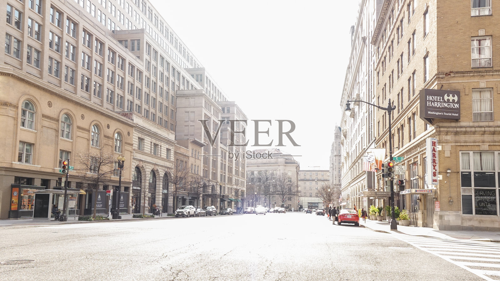 空荡荡的城市街道，没有汽车或行人，非常适合后末日电影场景或书籍封面照片摄影图片