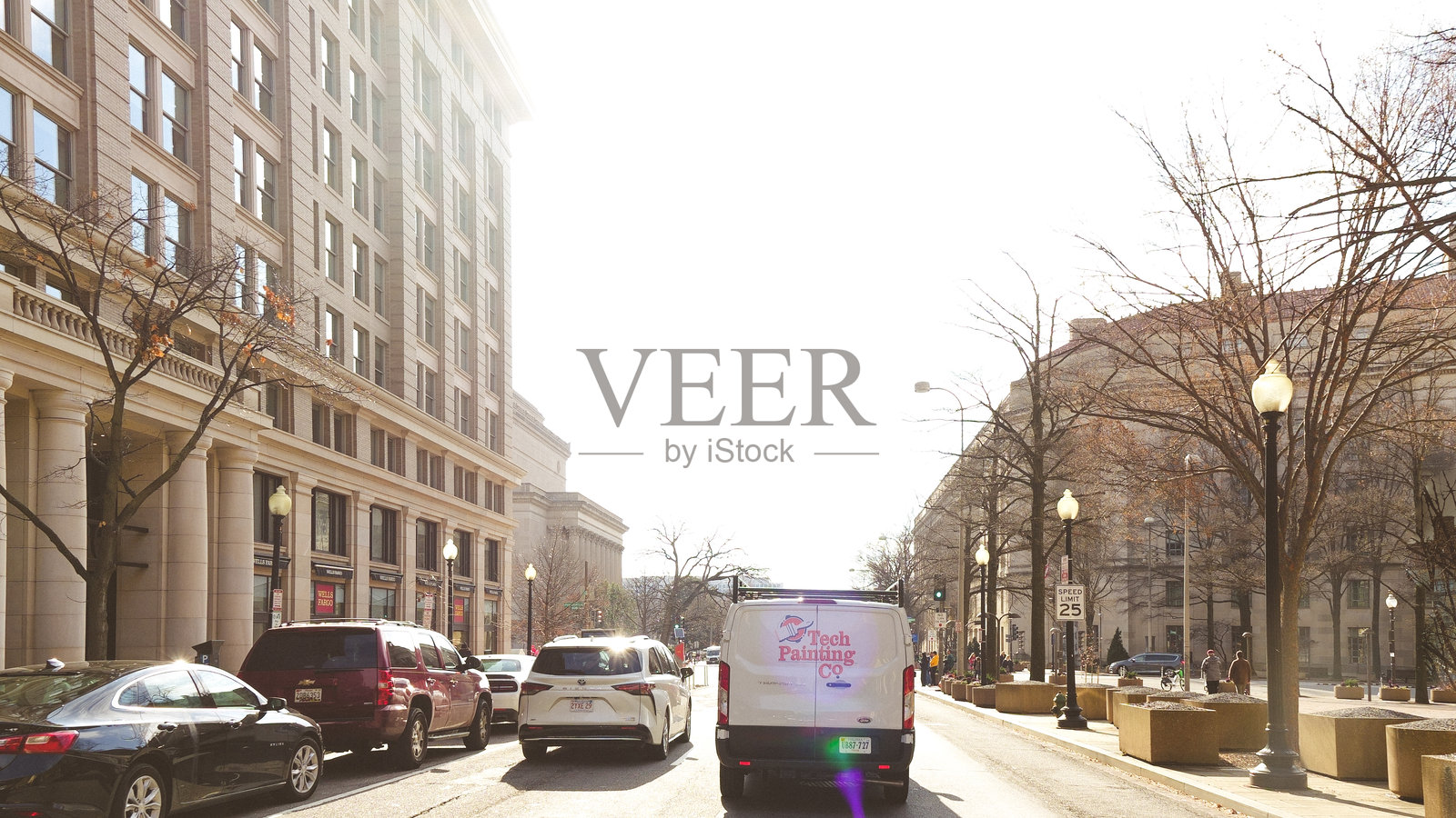 空荡荡的城市街道，没有汽车或行人，非常适合后末日电影场景或书籍封面照片摄影图片