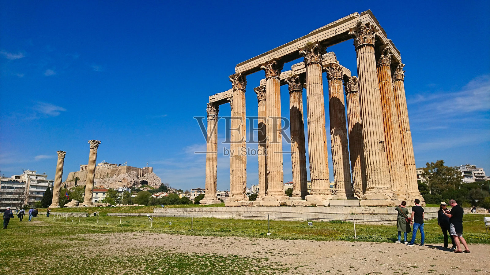 游客在宙斯奥林匹亚神庙的巨大柱子周围漫步照片摄影图片