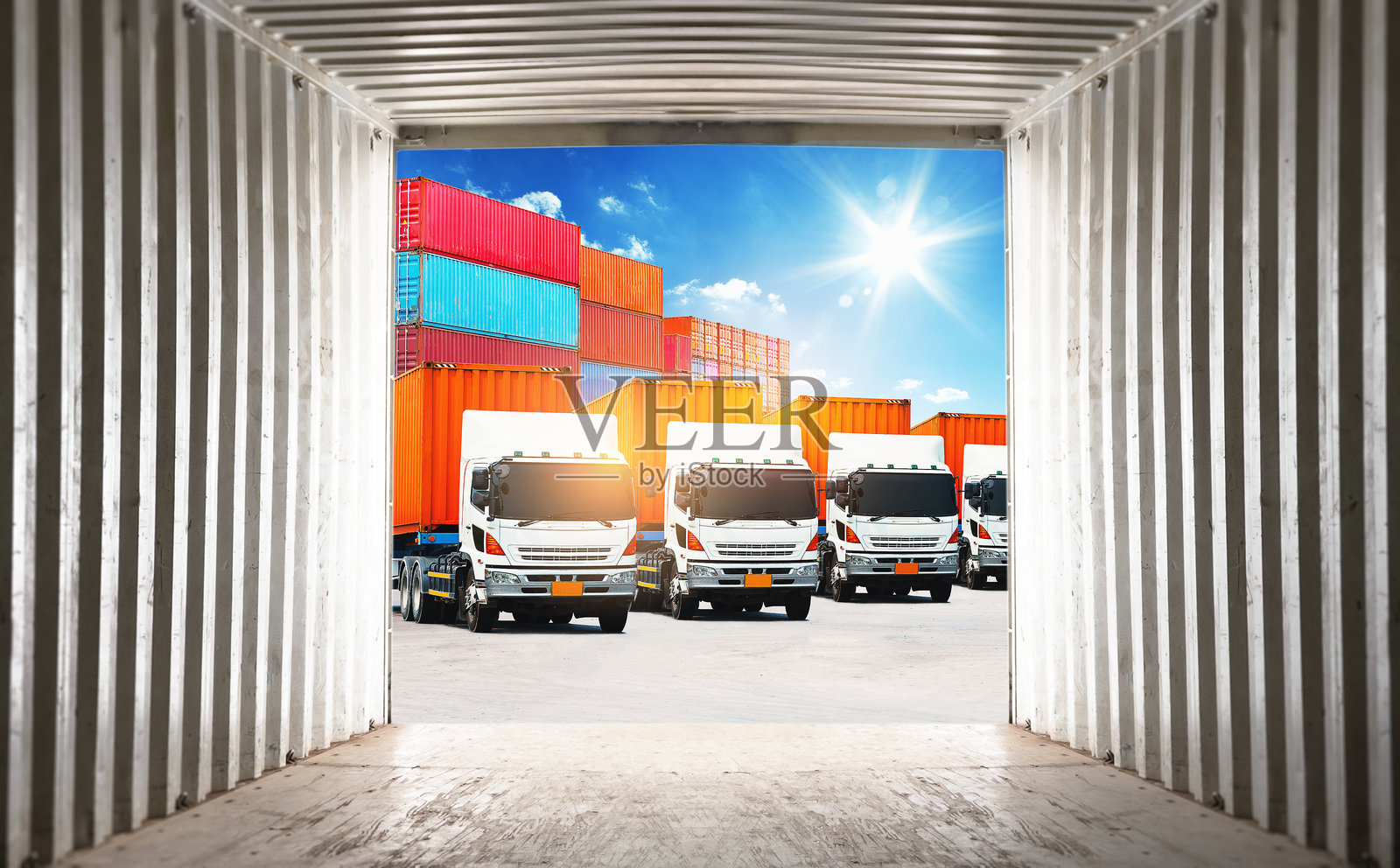 从集装箱内部的视角。停车场上的半挂车。集装箱运输。物流运输行业的处理。货运集装箱船，货运卡车物流。照片摄影图片