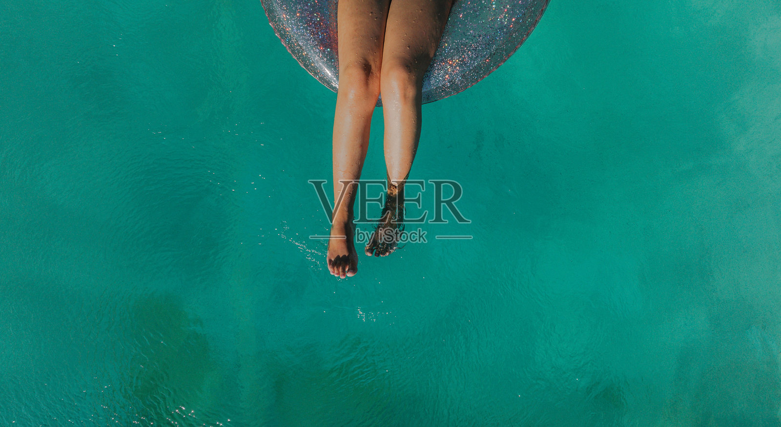 女人在泳池中放松。照片摄影图片