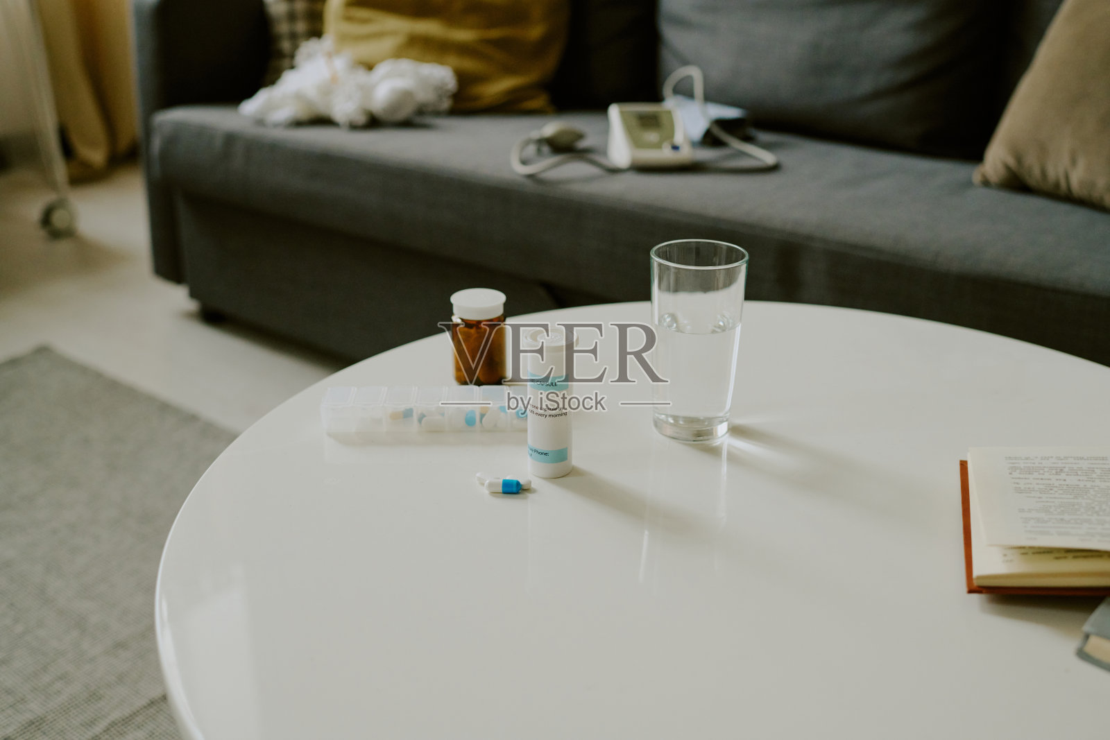 客厅白色桌子上的药物物品照片摄影图片