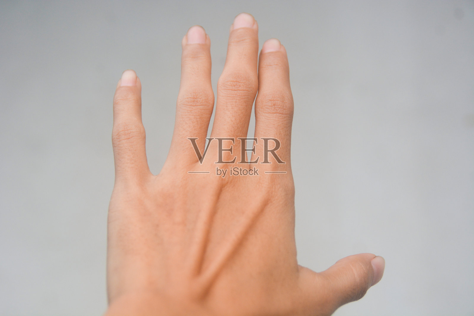 五根手指向镜头挥手的符号和手势孤立在背景上照片摄影图片