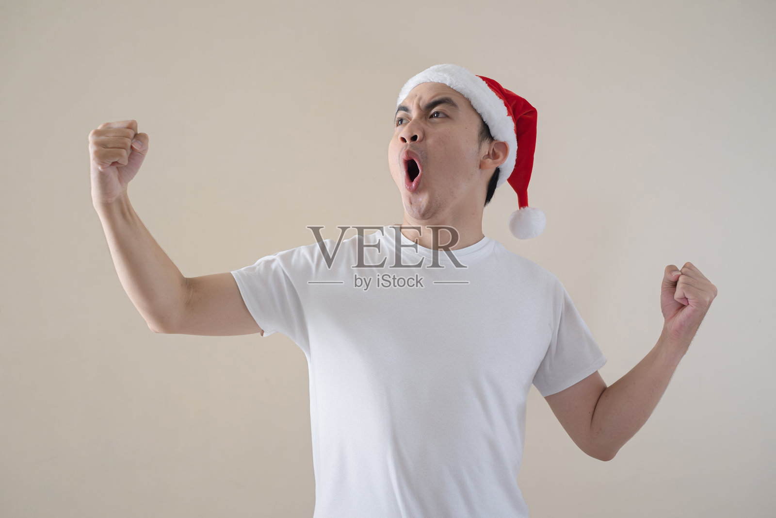 兴奋的年轻亚洲圣诞老人面孔照片摄影图片