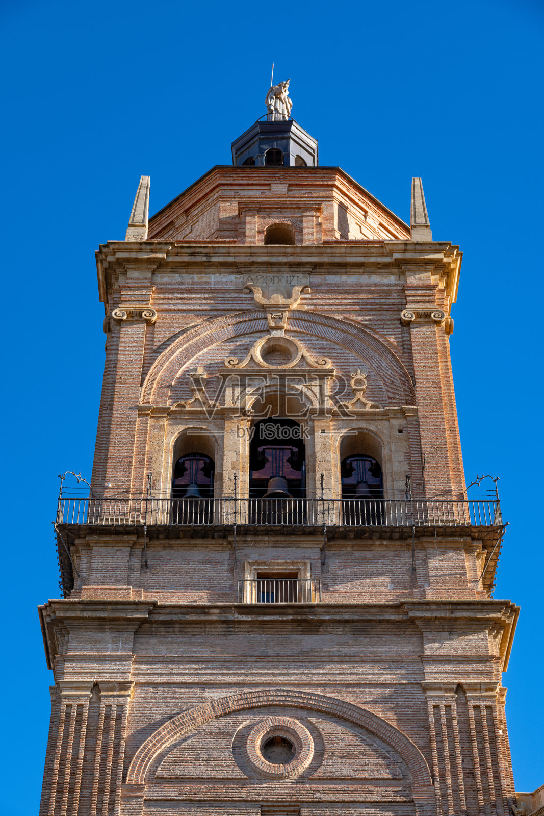 瓜迪克大教堂钟楼顶部的特写，带有雕像照片摄影图片
