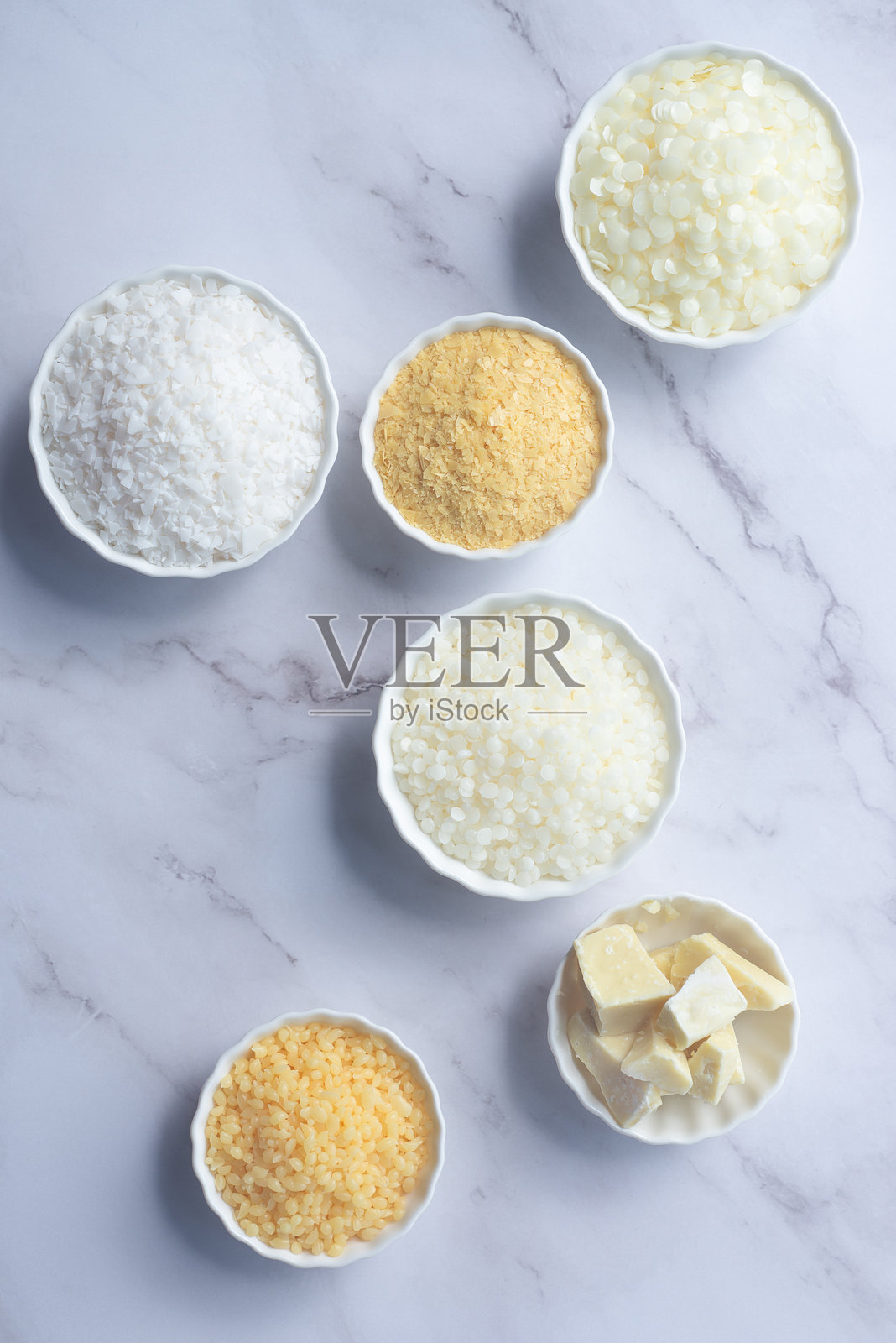 巴西棕榈蜡、向日葵蜡、蜡菊蜡、可可脂、米糠、蓖麻油片、各种植物基蜡和脂肪。照片摄影图片