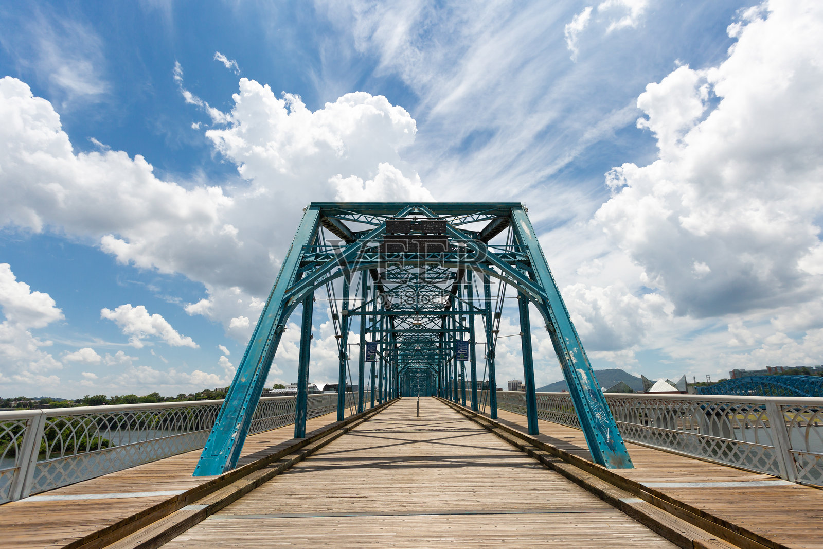 田纳西州查塔努加的胡桃街桥是一座横跨田纳西河的人行桥。照片摄影图片