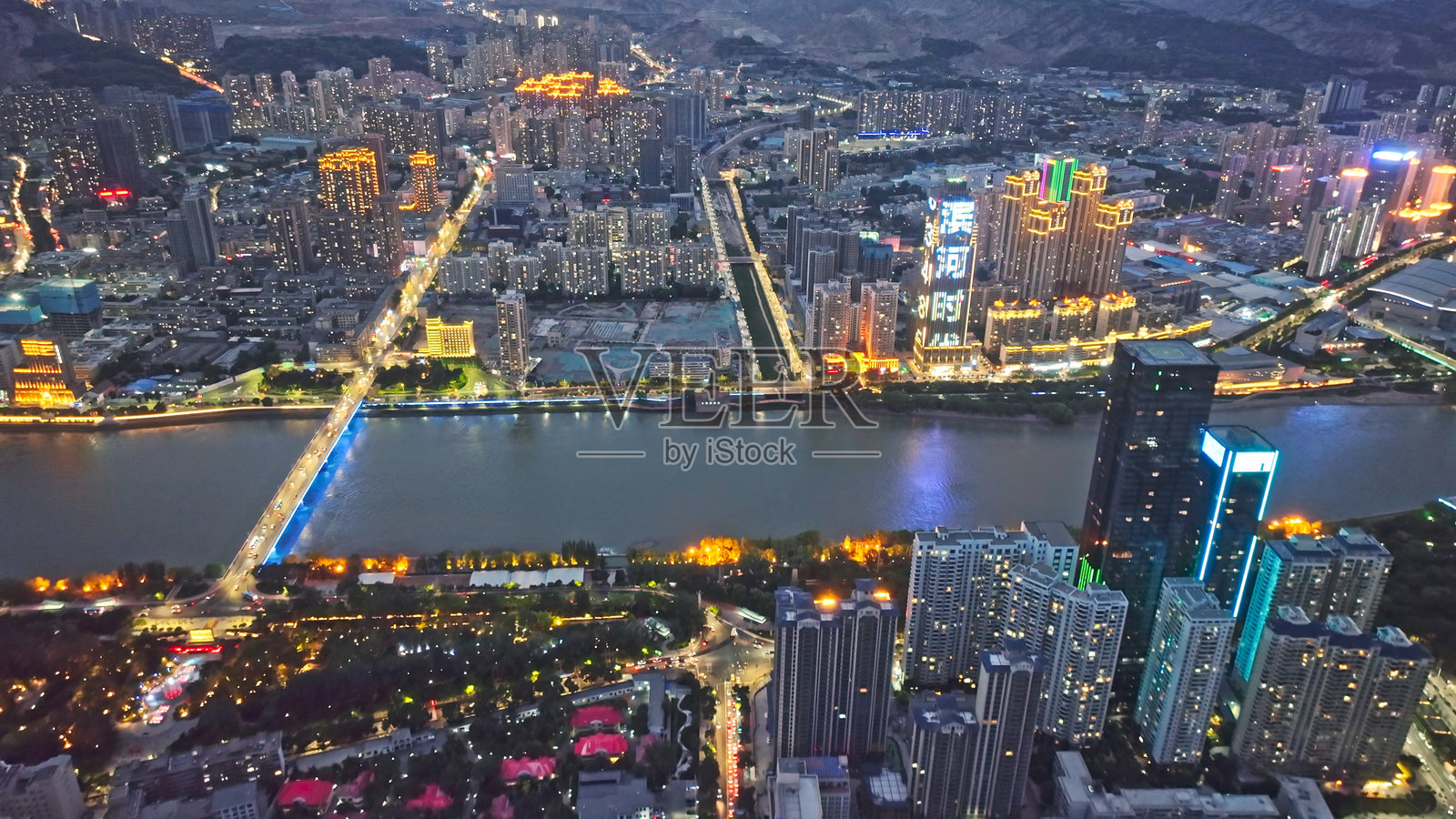 兰州黄河铁桥，兰州市天际线，甘肃省，中国，亚洲。照片摄影图片