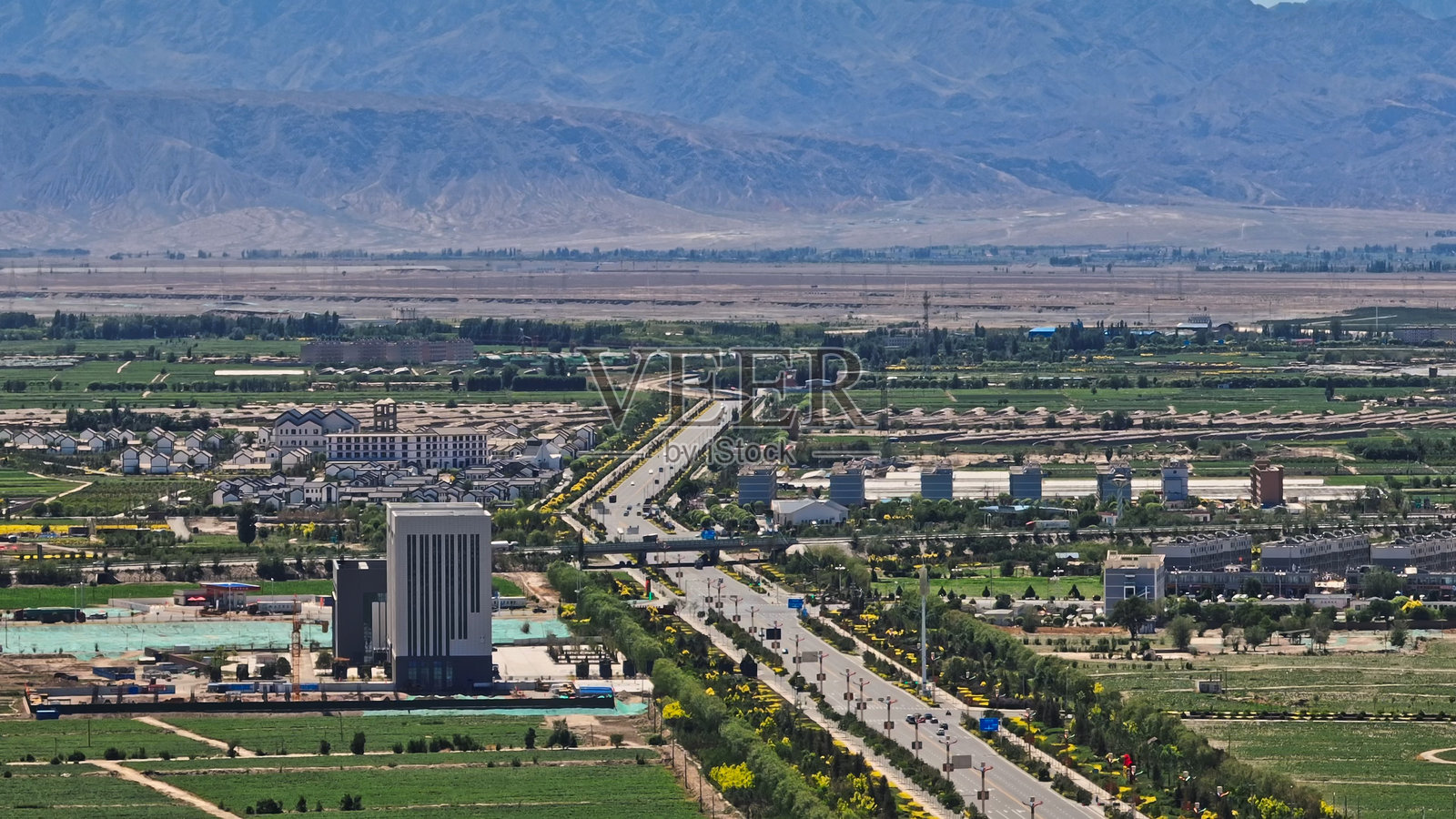 张掖市天际线，甘肃省，中国，亚洲。河西走廊。照片摄影图片