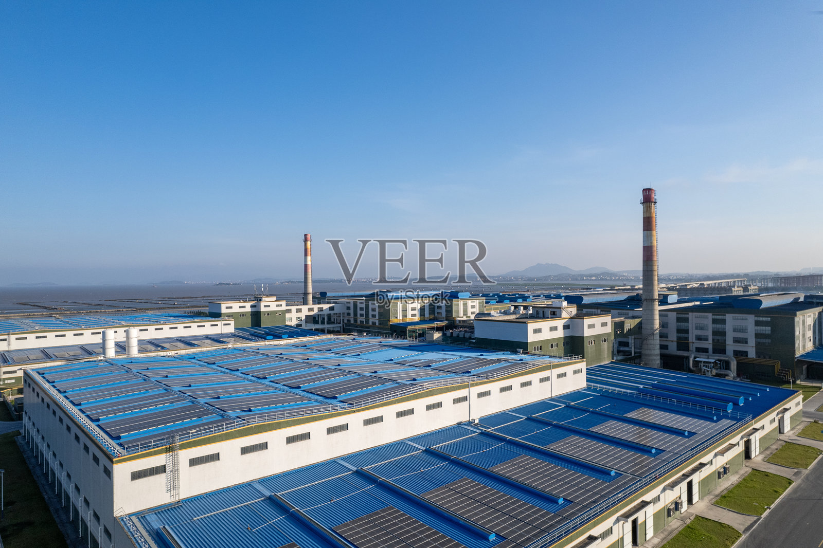 工厂屋顶安装太阳能电池板的鸟瞰图照片摄影图片