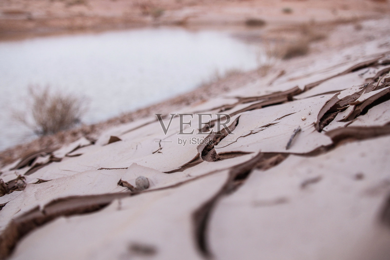 由于山谷而导致的地面裂缝照片摄影图片