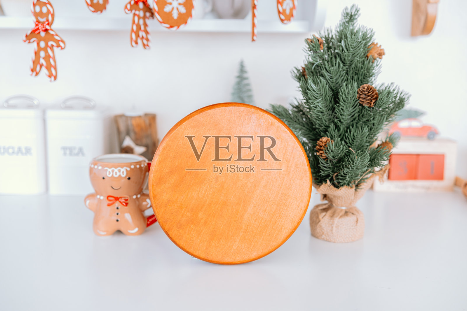 姜饼饼干装饰和节日布置，配有木托盘照片摄影图片