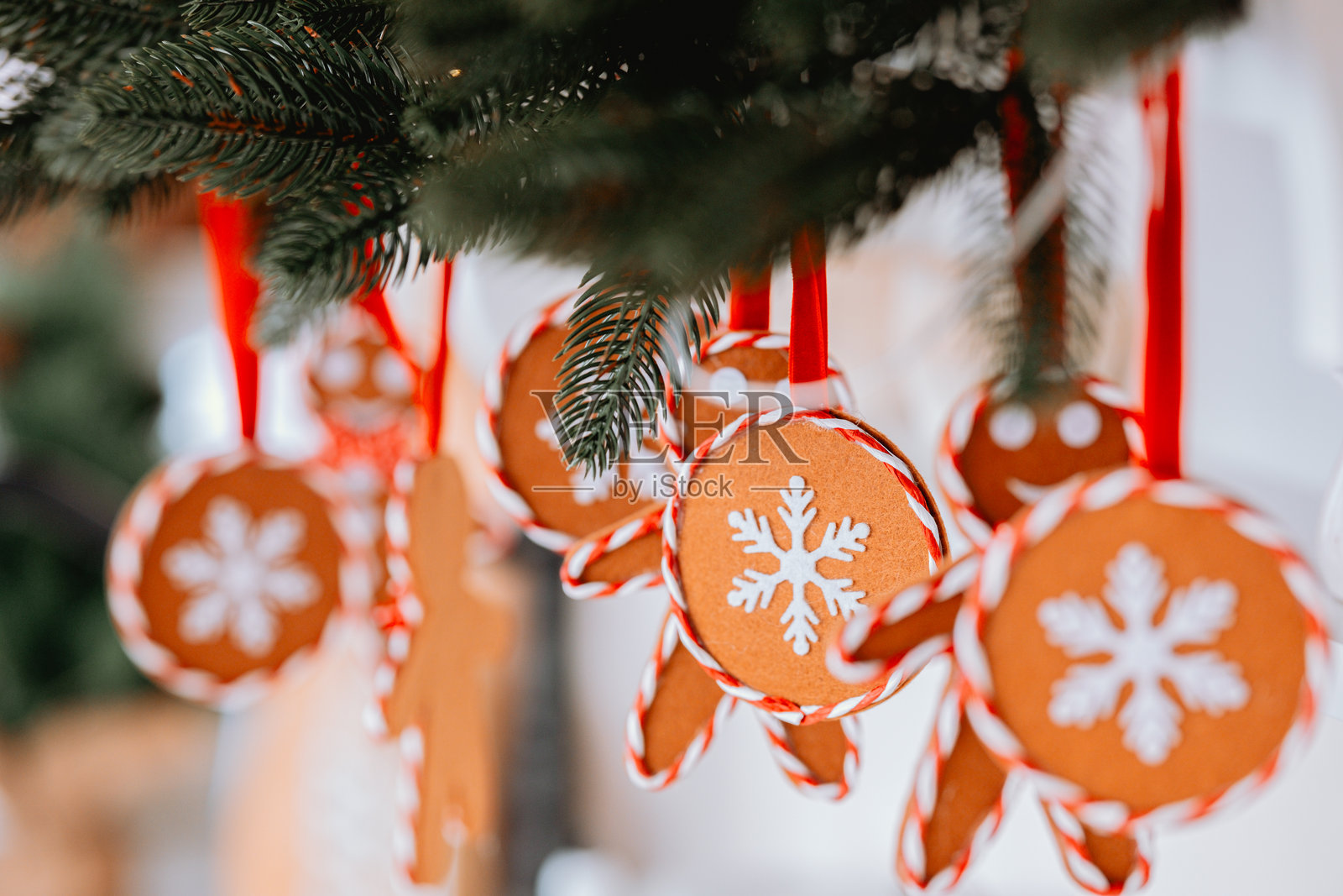 节日装饰，包含姜饼饼干和悬挂的节日饰品照片摄影图片