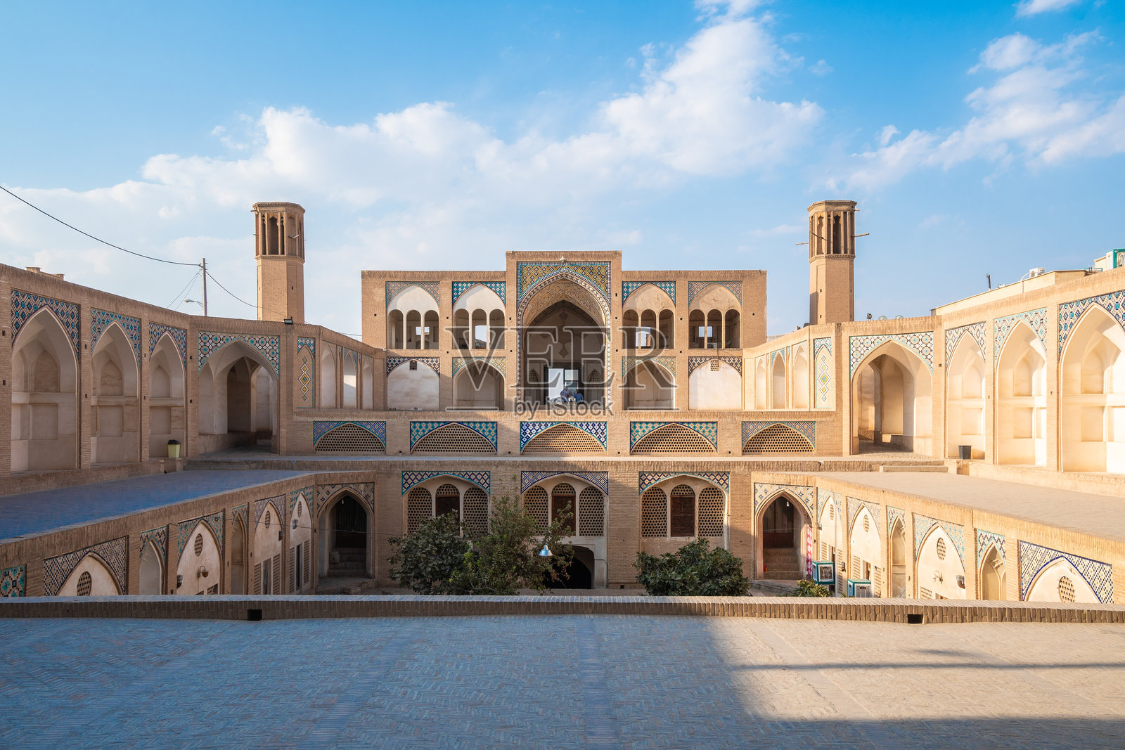 伊朗卡尚的古老阿赫哈博兹大清真寺，拥有壮观的圆顶照片摄影图片