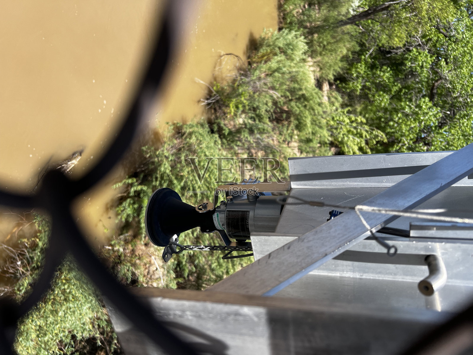 工业扬声器安装在杆上照片摄影图片