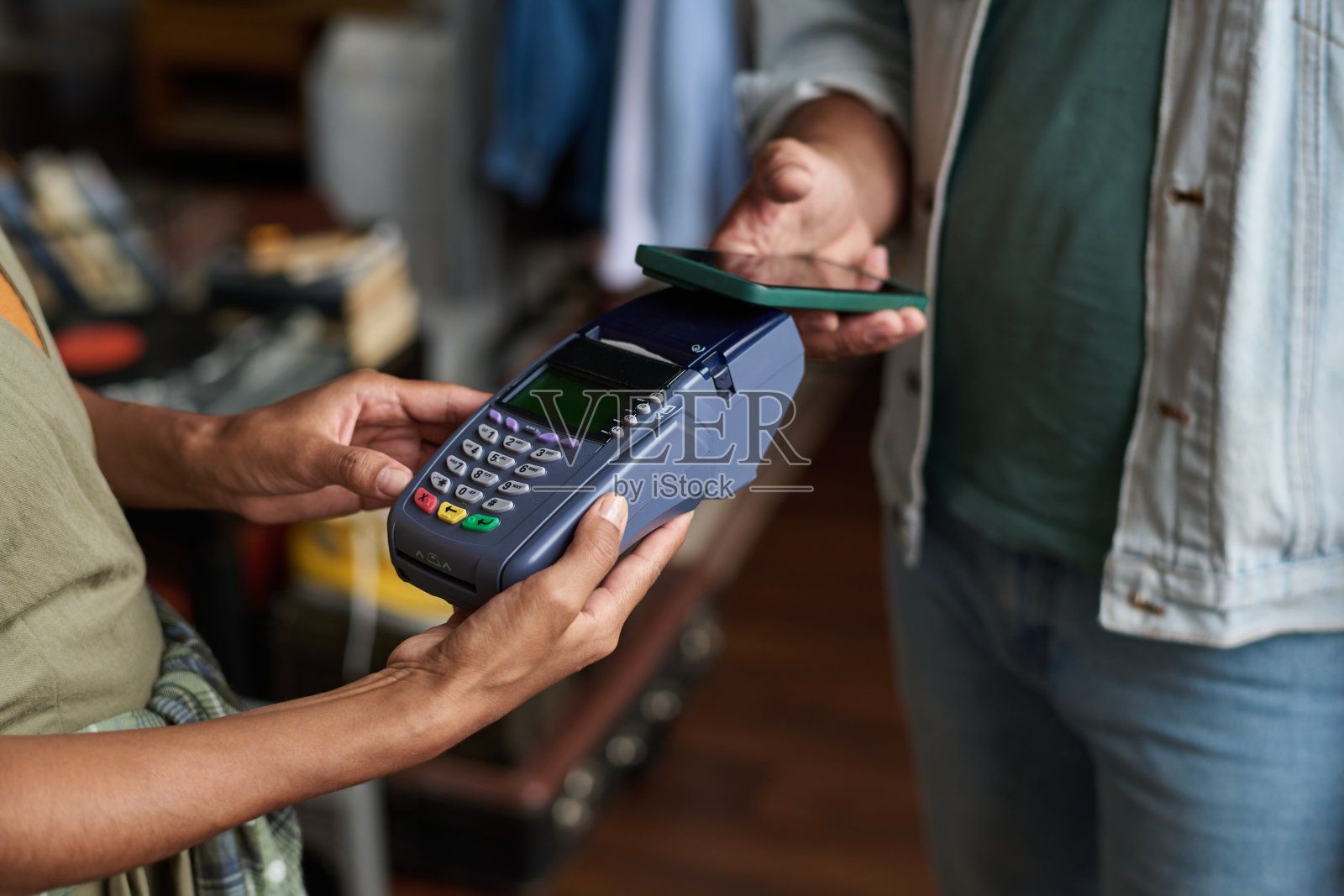 在男人面前持有支付终端照片摄影图片