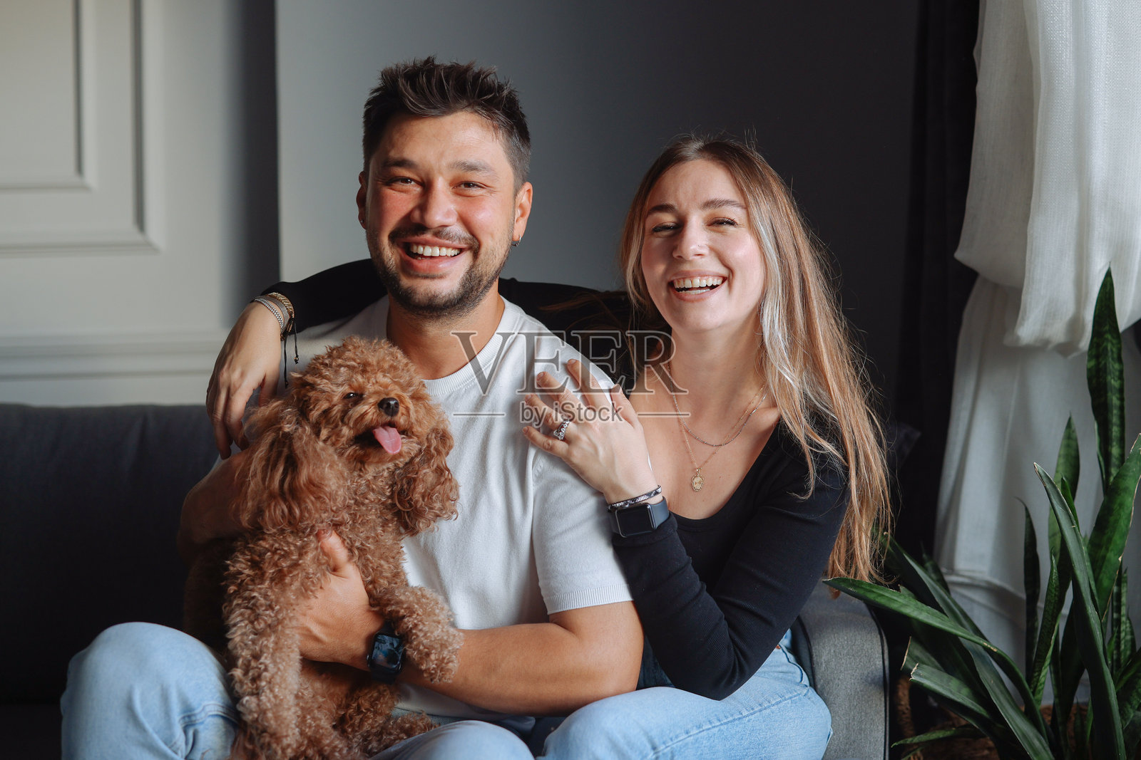 快乐的年轻已婚夫妇在家中照片摄影图片