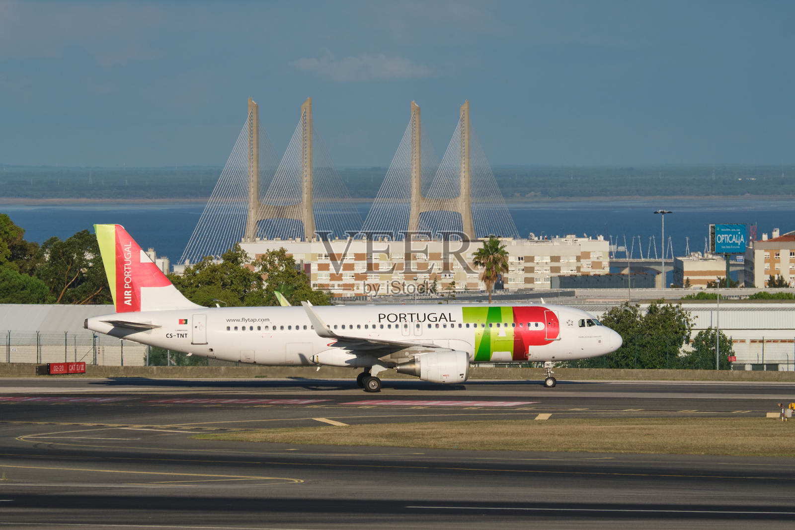TAP葡萄牙航空空客A321-251N客机在里斯本的亨伯托·德尔加多机场起飞照片摄影图片