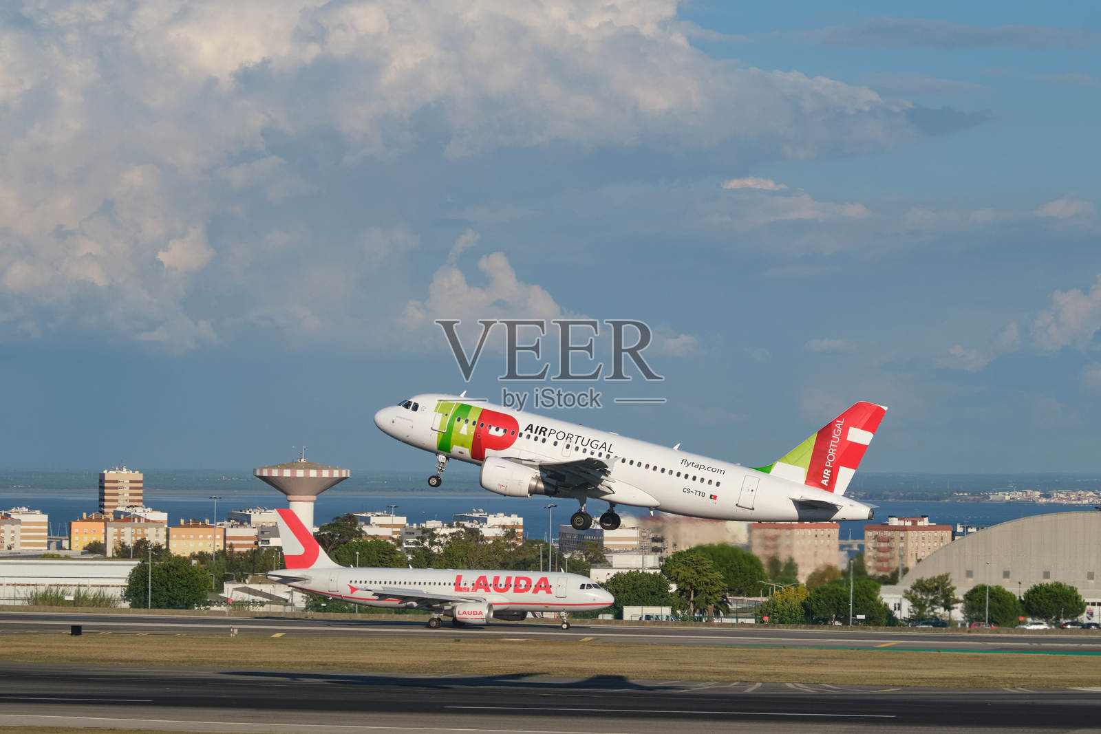 TAP葡萄牙航空的空客A319-111客机在里斯本的亨伯托·德尔加多机场起飞照片摄影图片