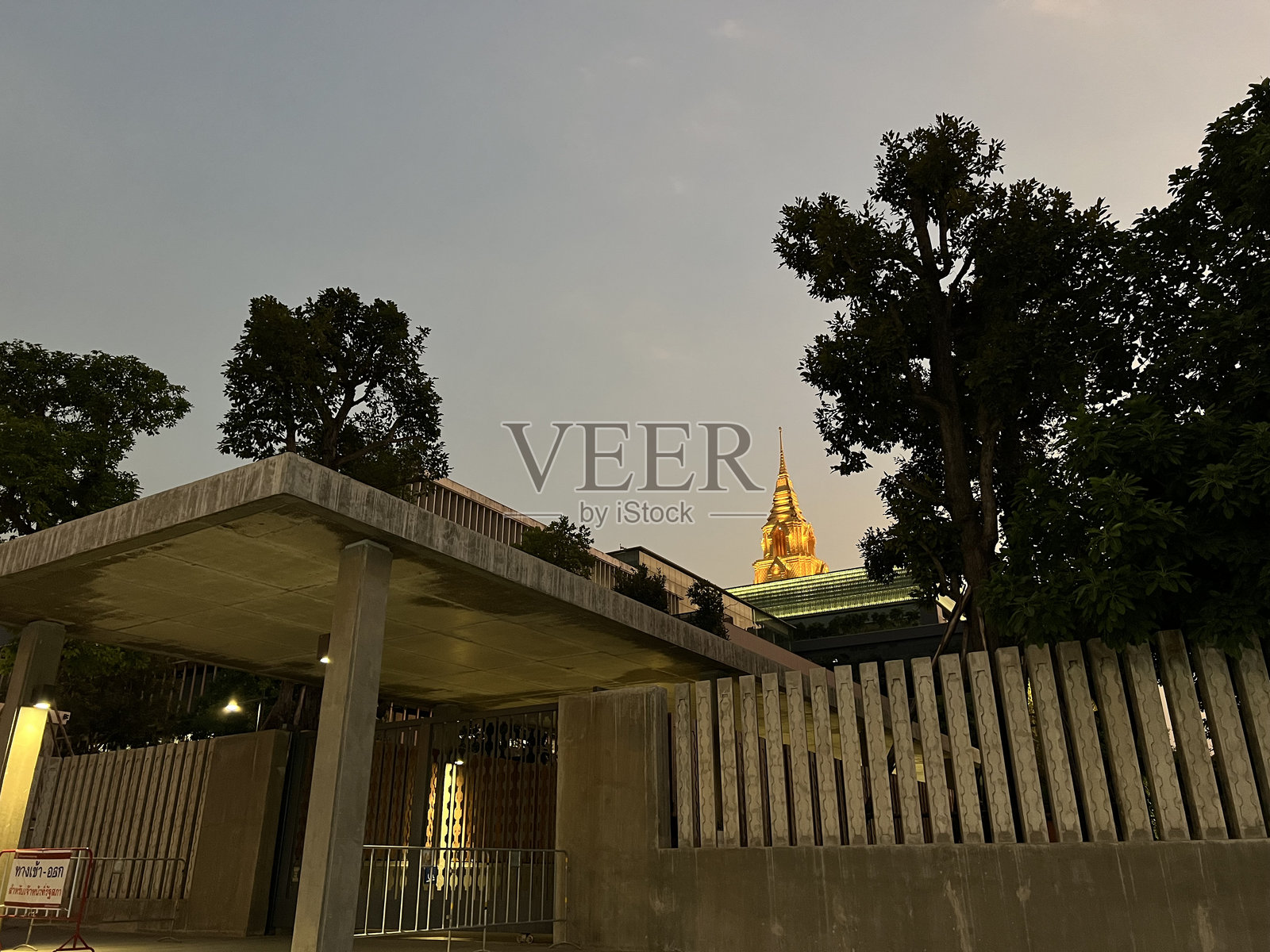 黄昏时分的金色寺庙照片摄影图片